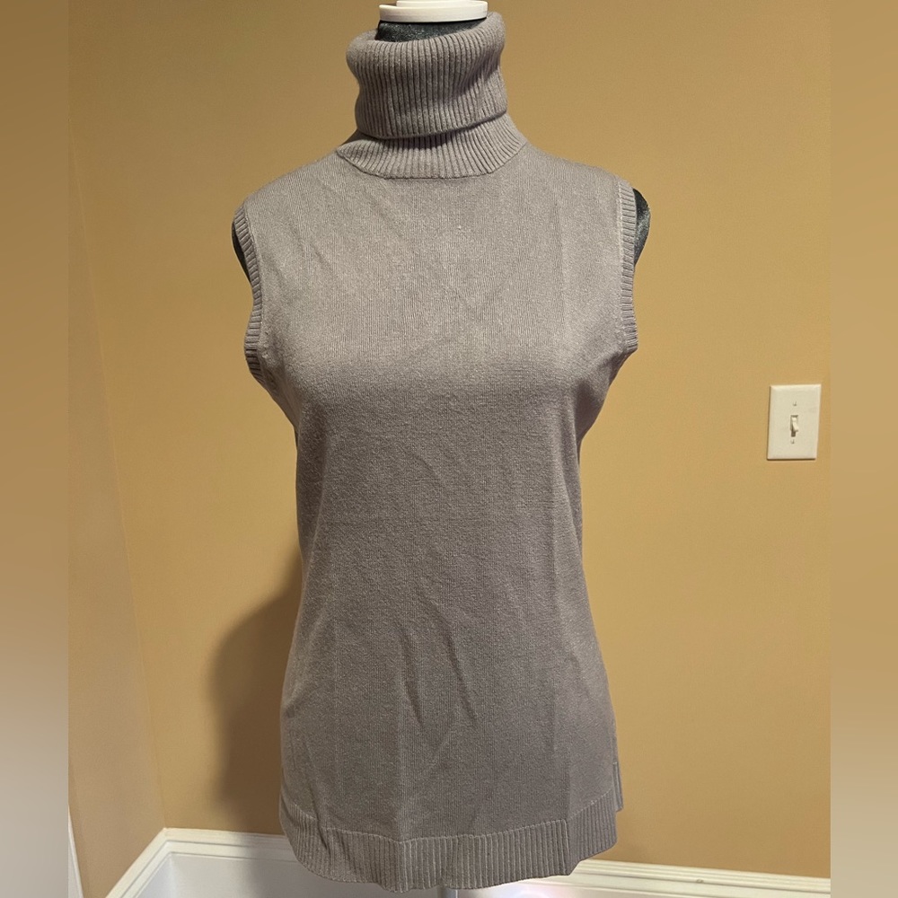 Women’s sleeveless turtleneck sweater - Sz M
